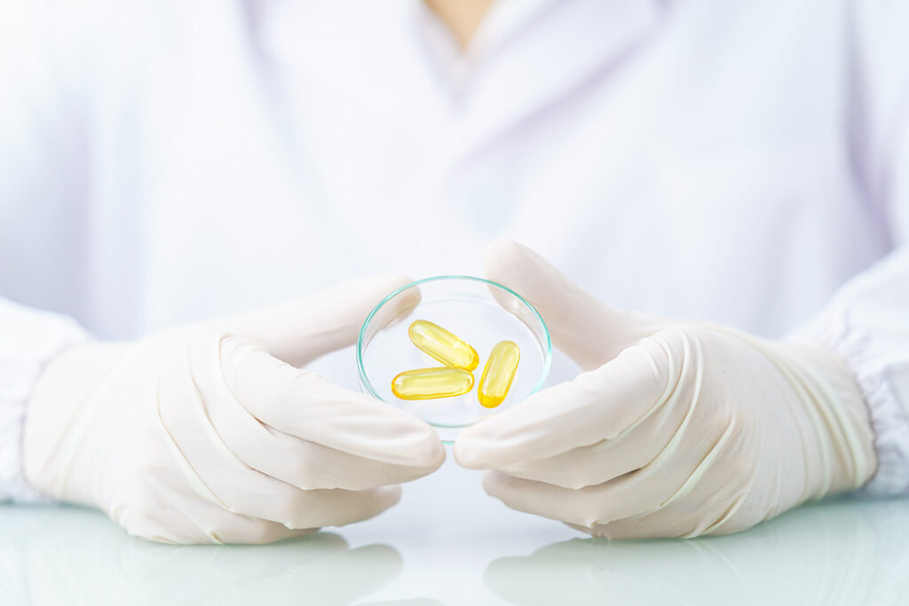 Omega-3 Kapseln im Test 2025 1 Arzt zeigt Omega 3 Kapseln